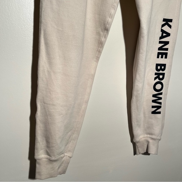 Kane Brown Blessed and Free Tour Set in Cream - Picture 12 of 15